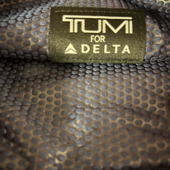 Tumi for delta travel pouch/amenities kit.  Pouch only - Picture 2 of 4